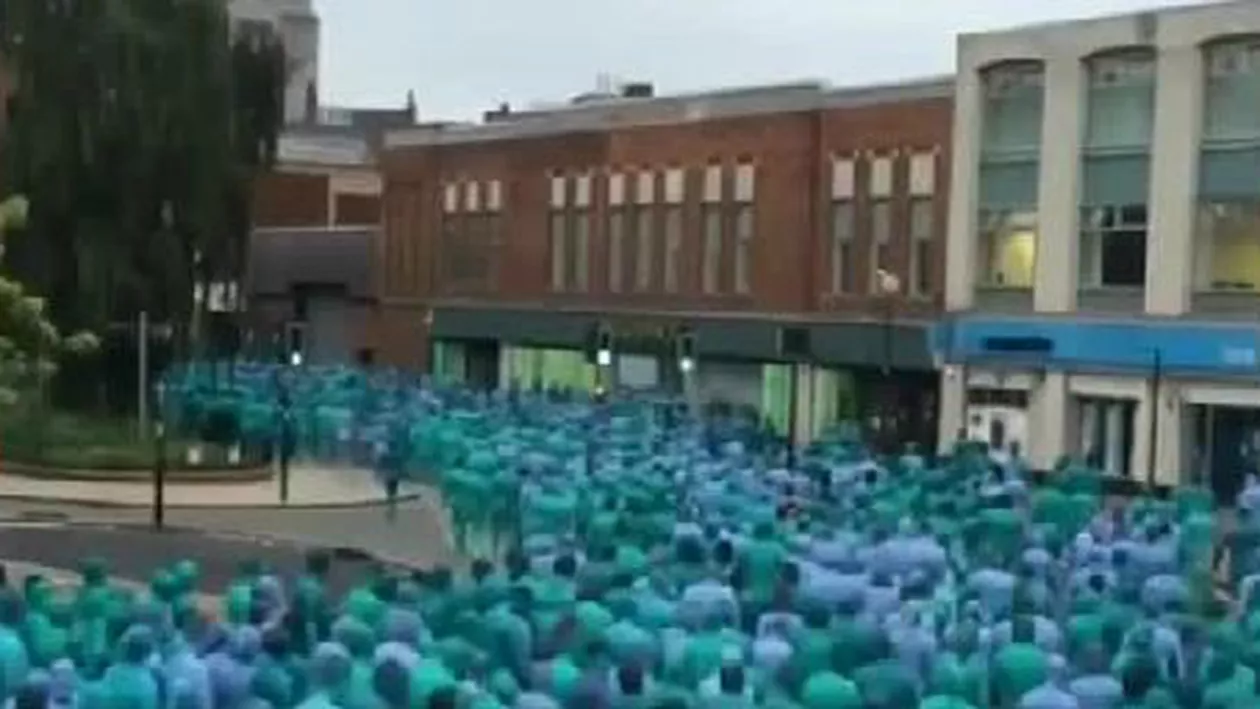 Goi de amorul artei! Peste trei mii de oameni au pozat nud pentru un fotograf celebru (VIDEO)