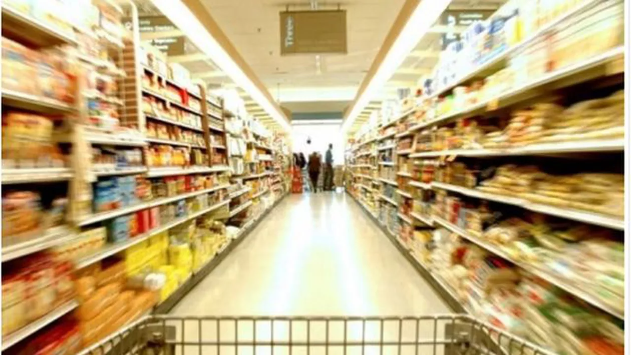 Hipermarketurile, obligate să comercializeze 51% produse româneşti. Iohannis a semnat decretul