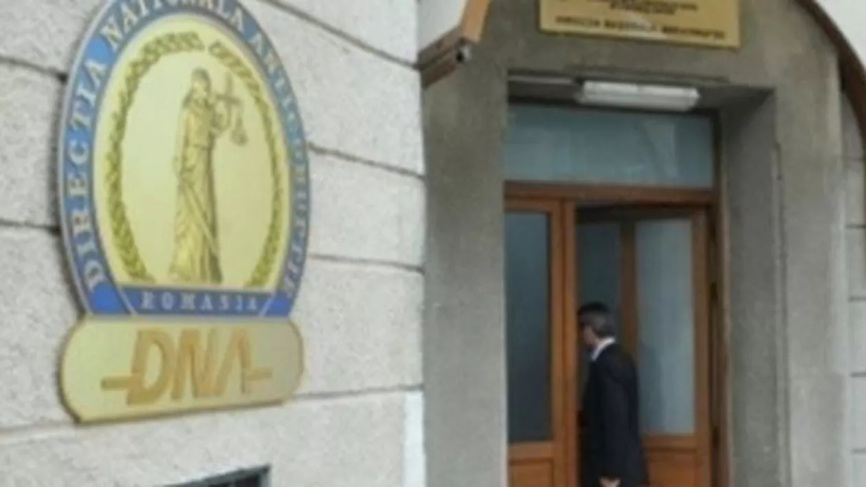 Bărbat prins de polițiști, după ce a sustras microfonul unei echipe de televiziune aflată în fața sediului DNA