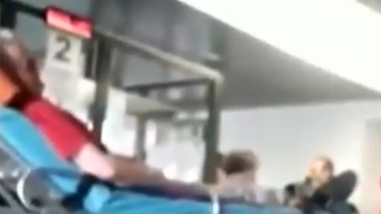 Un pacient imobilizat a fost dus pe targă la Casa de Asigurări de Sănătate a Municipiului Bucureşti pentru a cere îngrijiri la domiciliu (VIDEO)