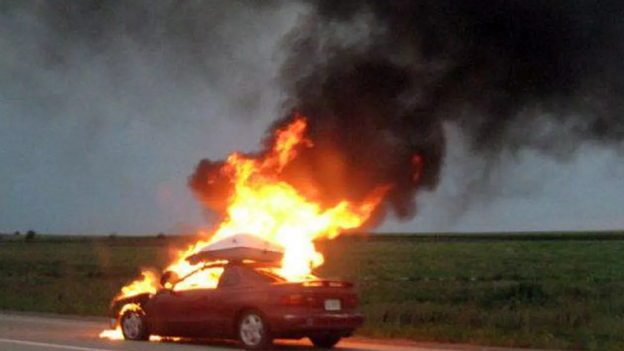 O mașină a luat foc pe șoseaua de centură a Bucureștiului: Traficul este oprit (VIDEO)