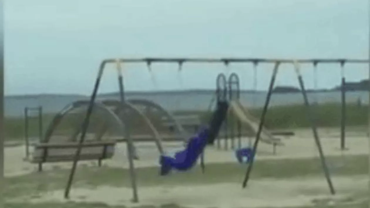Loc de joacă bântuit: Leagănele dintr-un parc din America se mișcă singure (VIDEO)