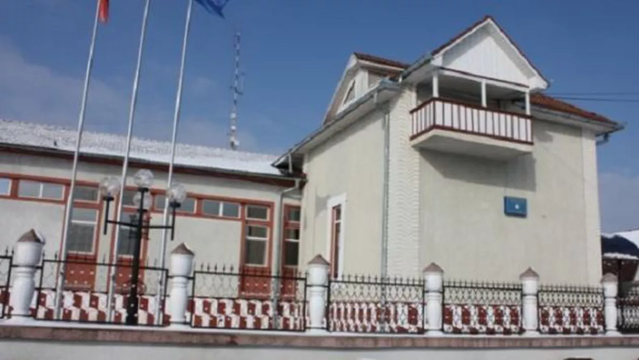 Revoltă la penitenciarul din Bistrița. Deținuții lovesc zidurile cu sticle și bănci și au spart geamurile clădirii (VIDEO)