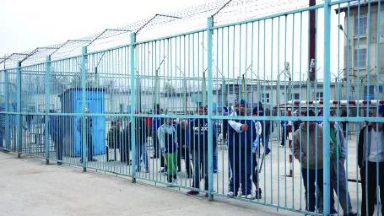 A treia zi de proteste în penitenciare. Unii dintre deținuți și-au organizat revoltele pe internet: Ne-am căutat unii pe alții pe Facebook că de aia avem telefoane și tablete (FOTO, VIDEO)