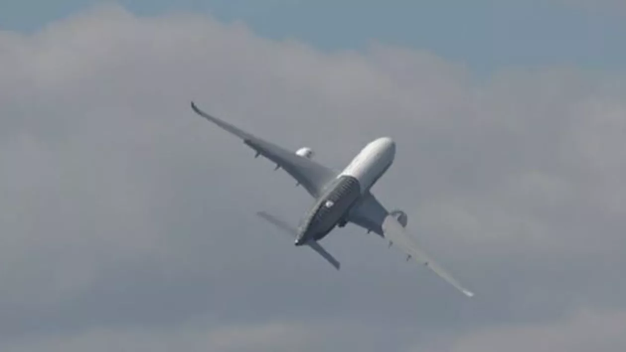 Decolare incredibilă a noului avion Airbus A350: Aeronava se ridică aproape vertical (VIDEO)