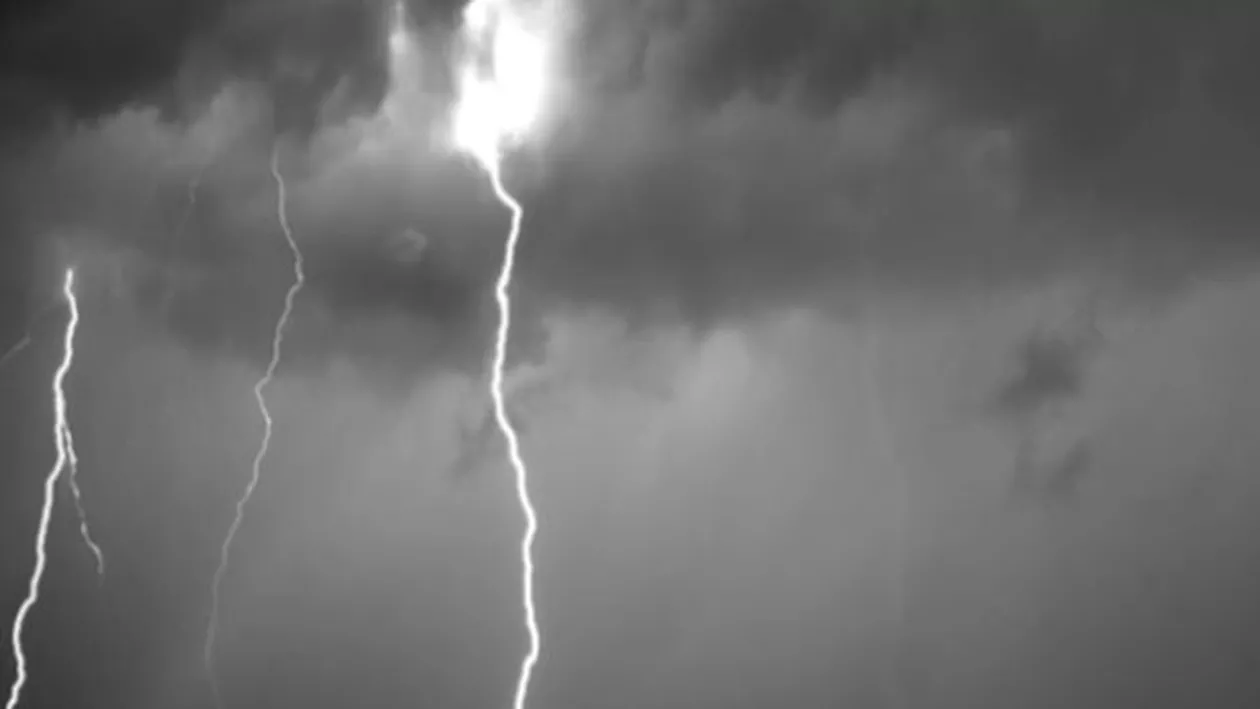 Imagini spectaculoase: Cum arată fulgerele în 7.000 de cadre pe secundă (VIDEO)