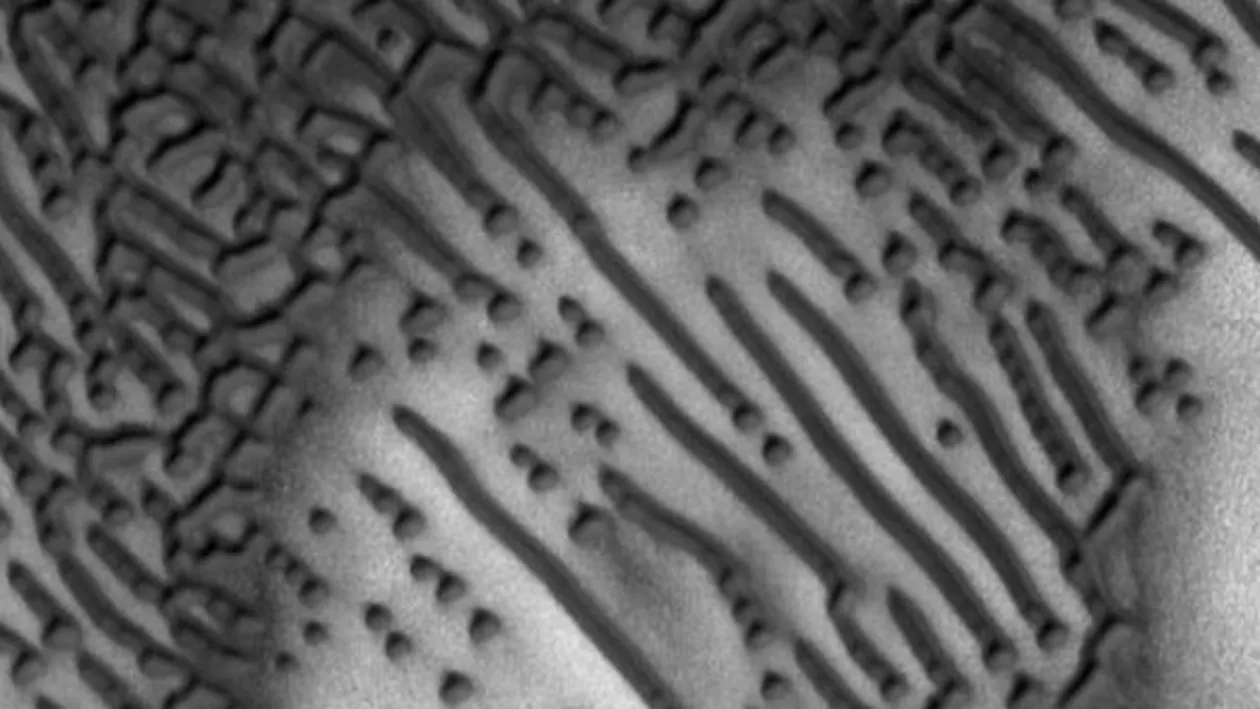 Astronomii au descifrat mesajele în codul morse descoperite de NASA în dunele de nisip de pe Marte