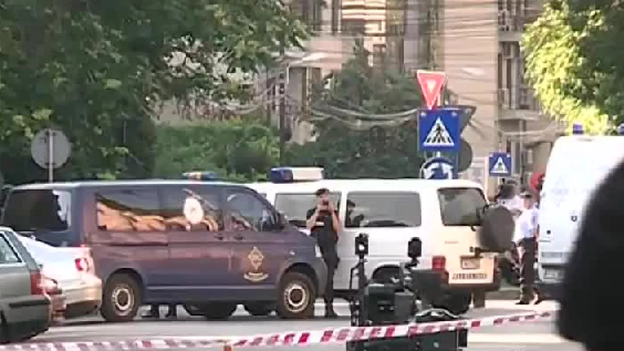 Ameninţare cu bombă la sediul unei instituţii de credit din centrul Capitalei. Autorul apelului la 112, găsit la domiciliul său în stare de ebrietate (VIDEO)