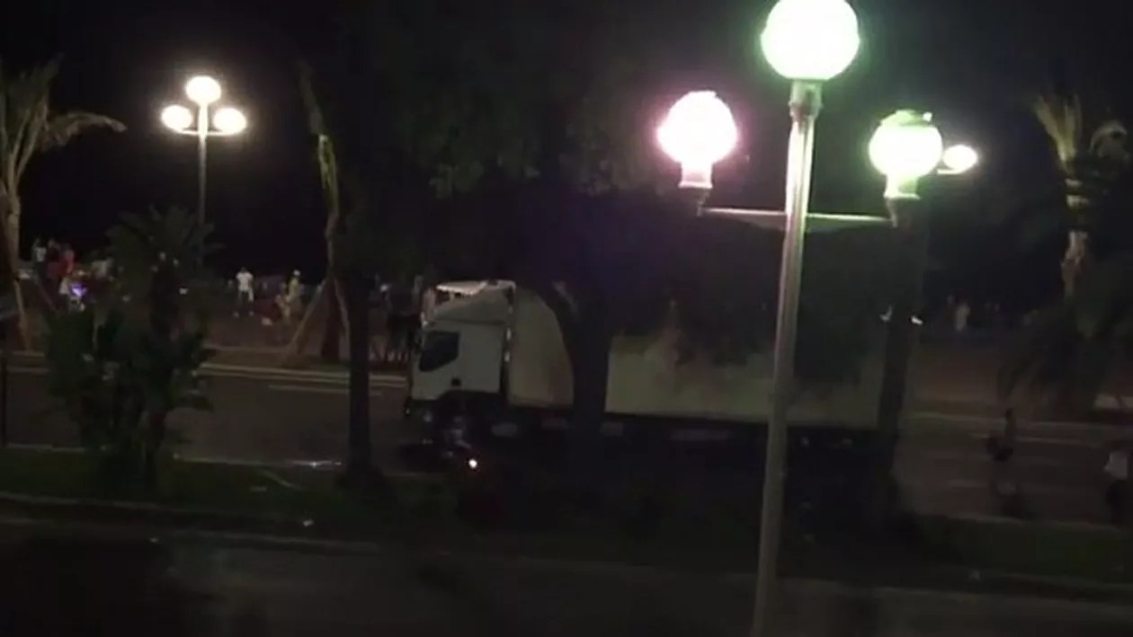 IMAGINI TERIFIANTE: Un motociclist încearcă să blocheze camionul ce intră în mulţime la Nisa. Cel puţin zece copii au fost ucişi în atentatat (VIDEO)