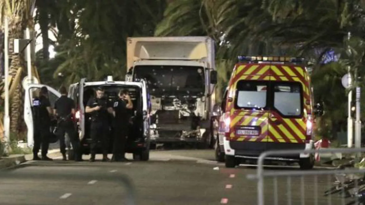 Autorul atacului de la Nisa ar fi un cetățean francez de origine tunisiană: Autoritățile au găsit un act de identitate în camionul care a intrat violent în mulțimea de pe Promenade des Anglais