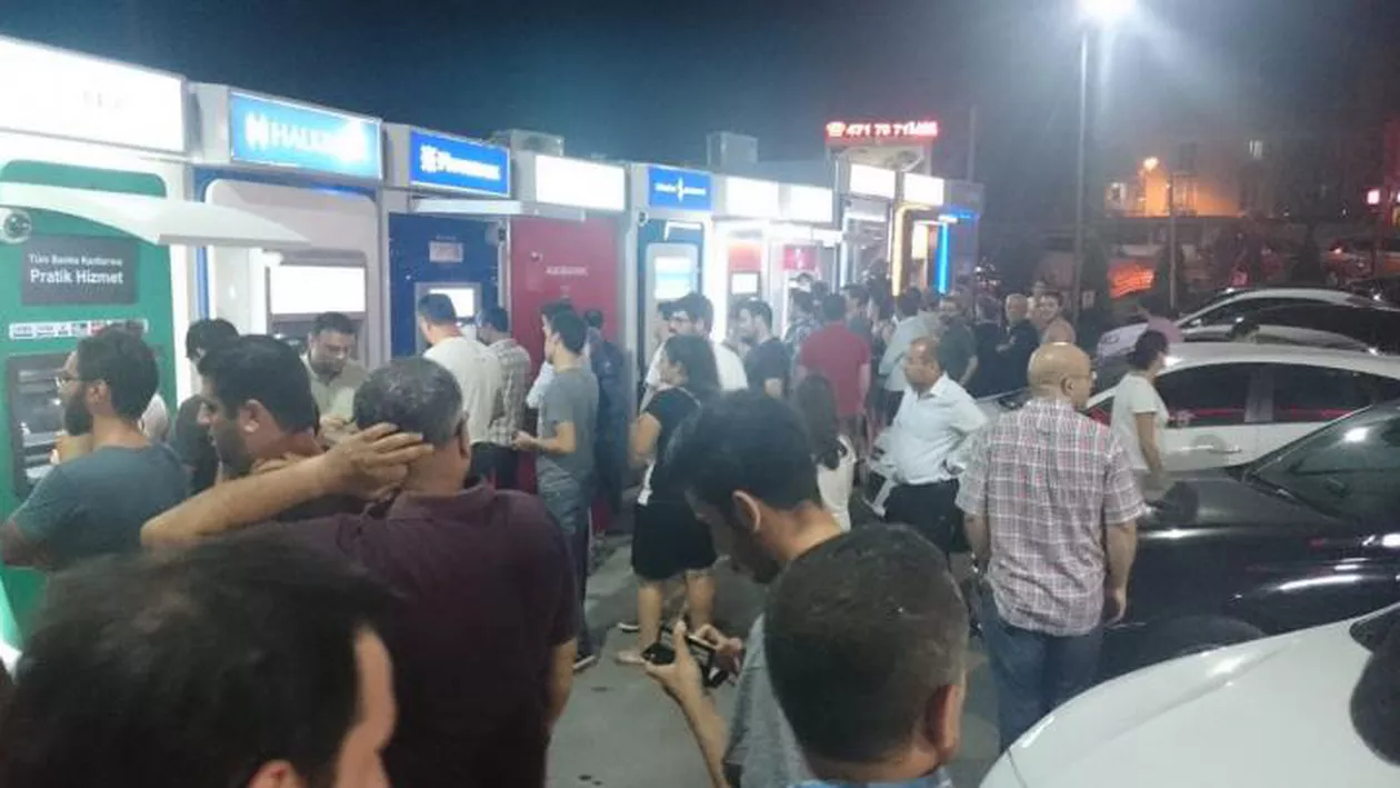 Cozi la bancomatele din Turcia: Oamenii îşi retrag economiile, de teama efectelor loviturii de stat (FOTO)