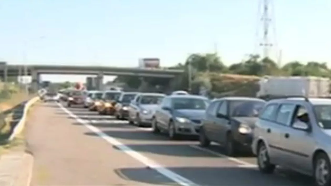 Traficul rutier a fost oprit pe Autostrada București-Pitești din cauza unui incendiu de vegetație, izbucnit la kilometru 53 (VIDEO)