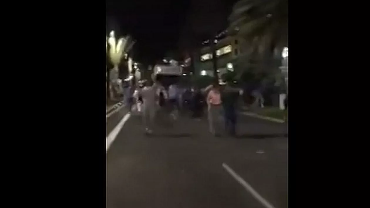 NOI IMAGINI cutremurătoare de la atacul din Nisa: MOMENTUL în care TIR-ul intră în mulțime (VIDEO)