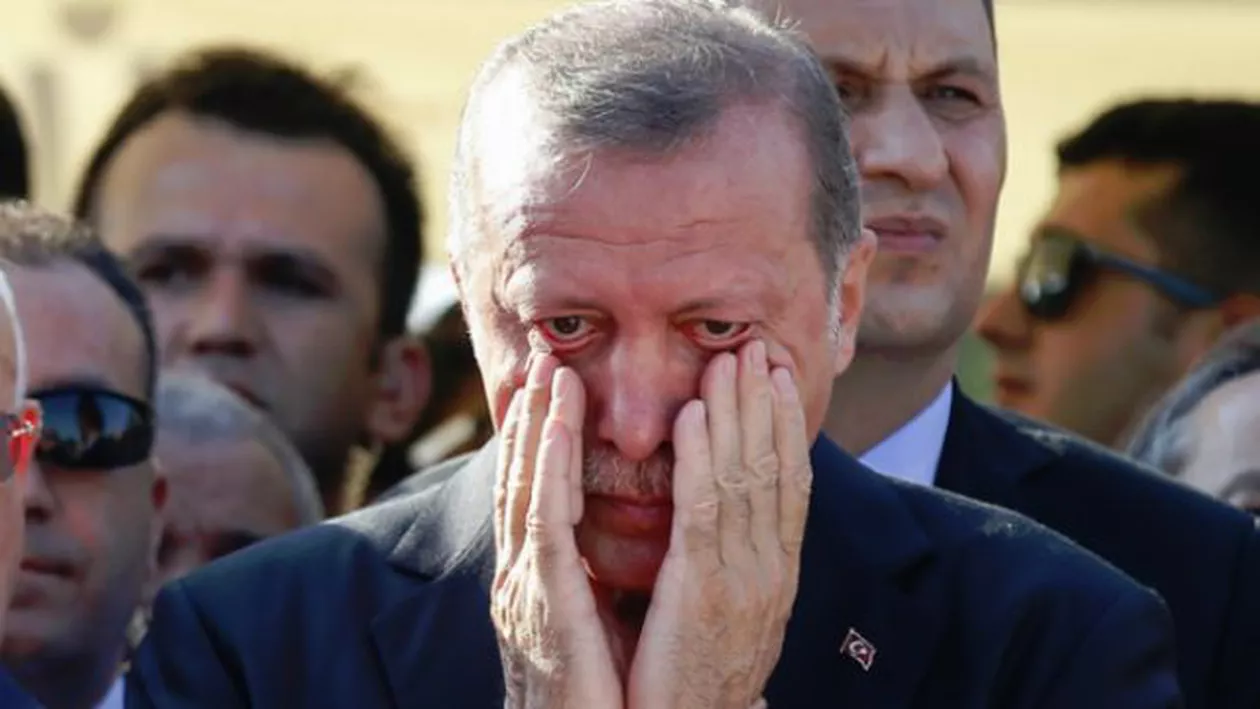 Erdogan, în lacrimi la funeraliile șefului său de campanie și fiului acestuia, uciși de puciști (VIDEO)
