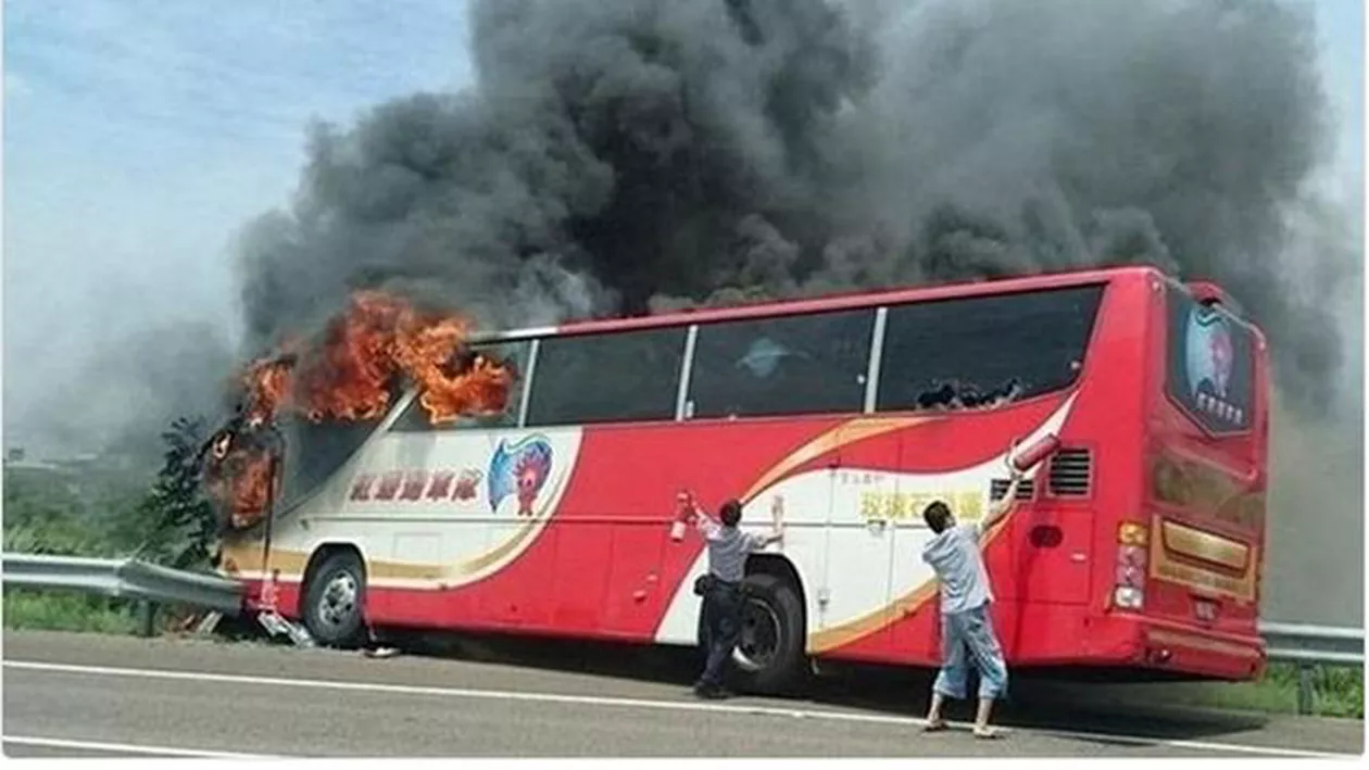 Sfârșit tragic pentru mai mulți turiști: 26 de persoane au murit după ce autocarul în care se aflau a luat foc (VIDEO)