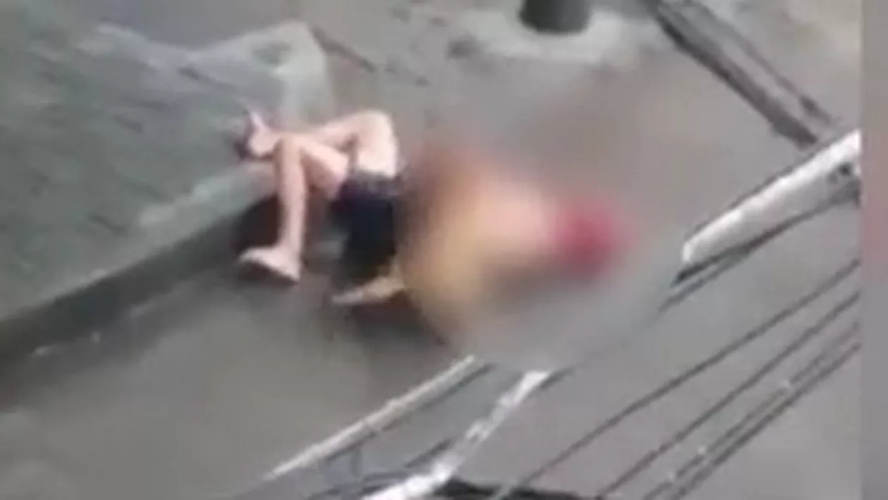 Scene ȘOCANTE: Un pitbull a atacat un bărbat în plină stradă. L-a mușcat în repetate rânduri sub privirile trecătorilor (VIDEO)