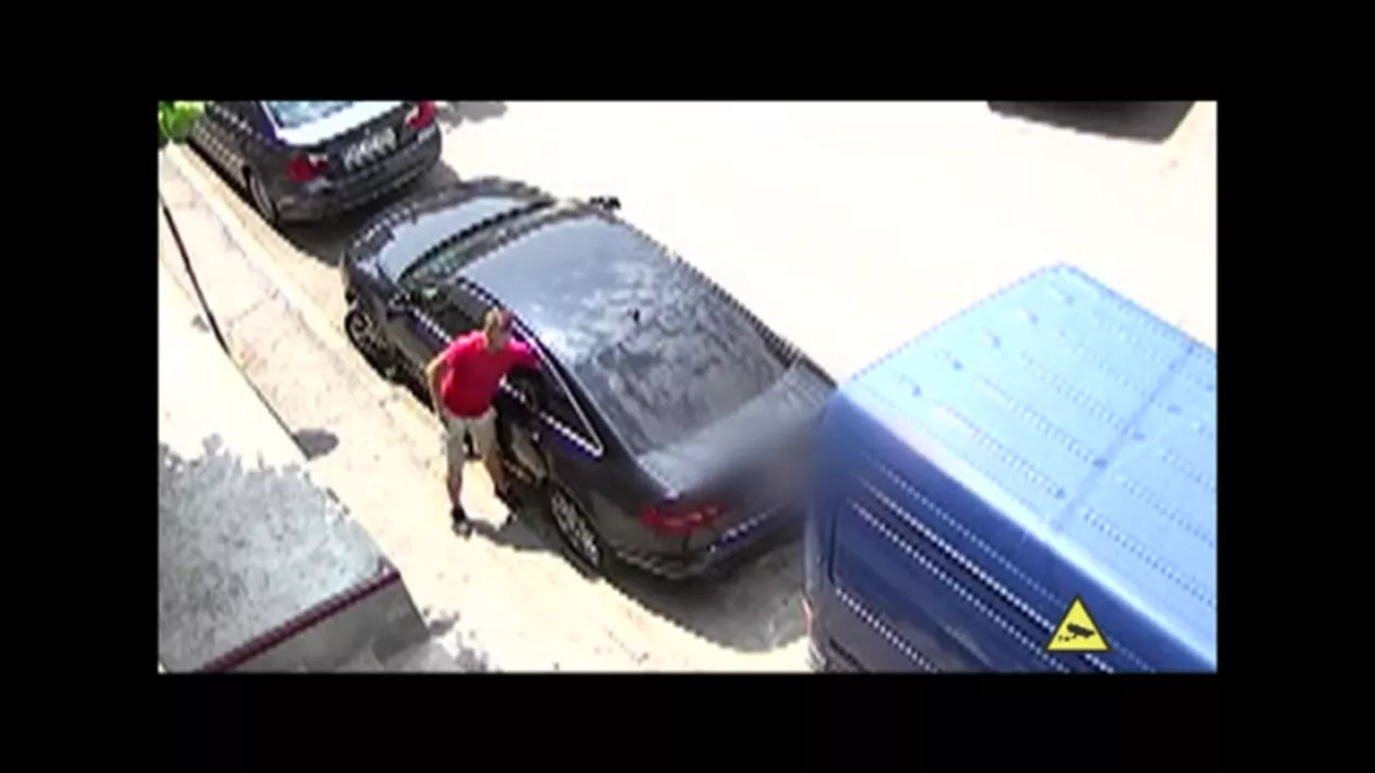 Hoț cu experiență. Un bărbat a spart o mașină ziua în amiaza mare, în centrul orașului Botoșani (VIDEO)