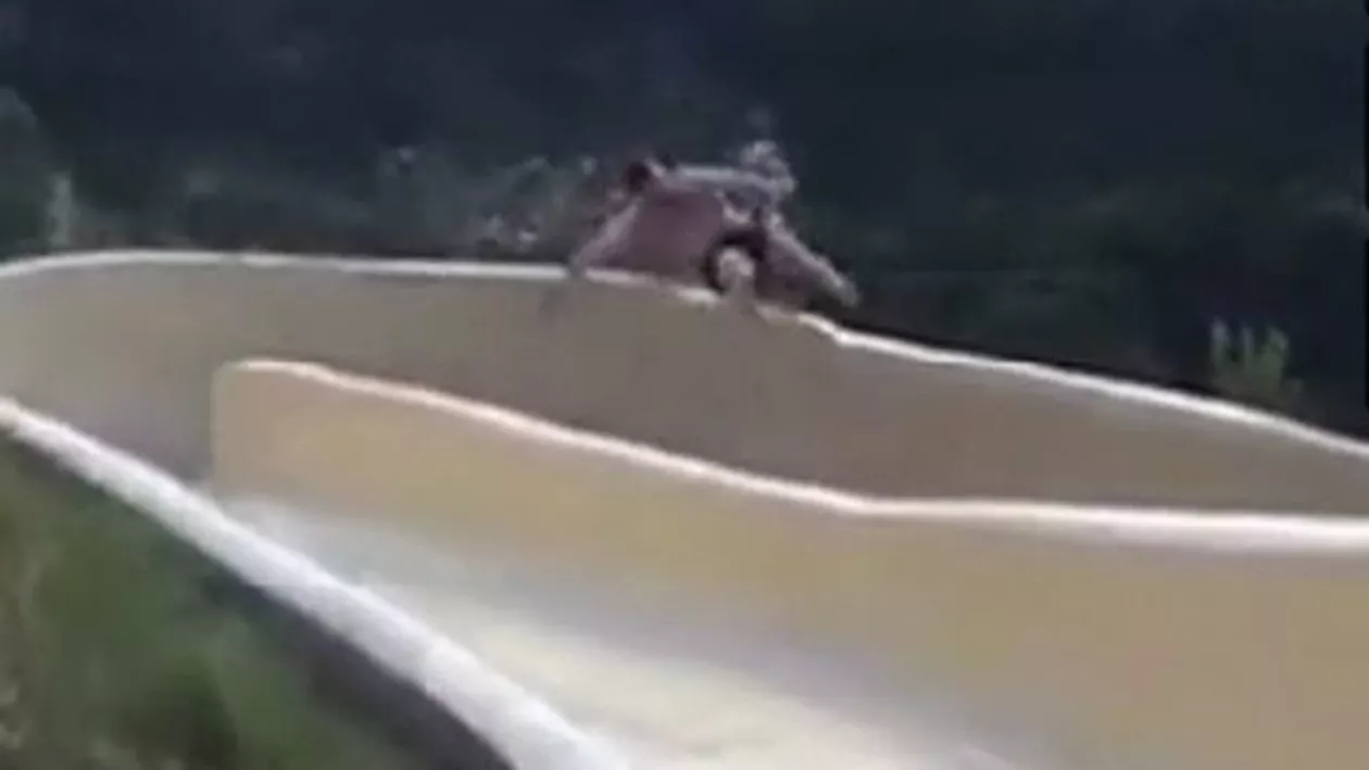 “Prea bătrân ca să ma strecor”. Un bărbat a avut parte de spaima vieții sale. A căzut dintr-un tobogan acvatic (VIDEO)