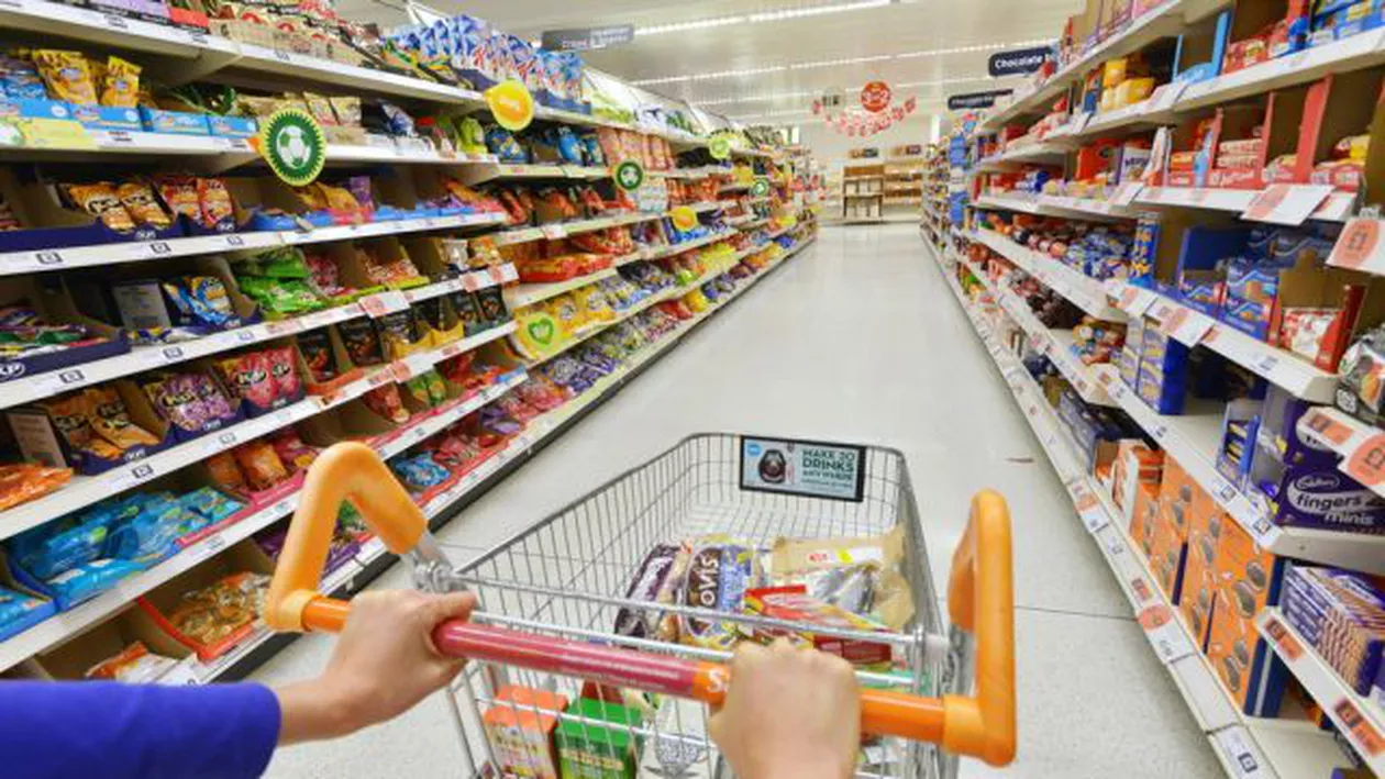 Exces de zel la un hypermarket din Ploiești! O femeie a fost dezbrăcată și percheziționată pentru un produs pe care nu l-a furat