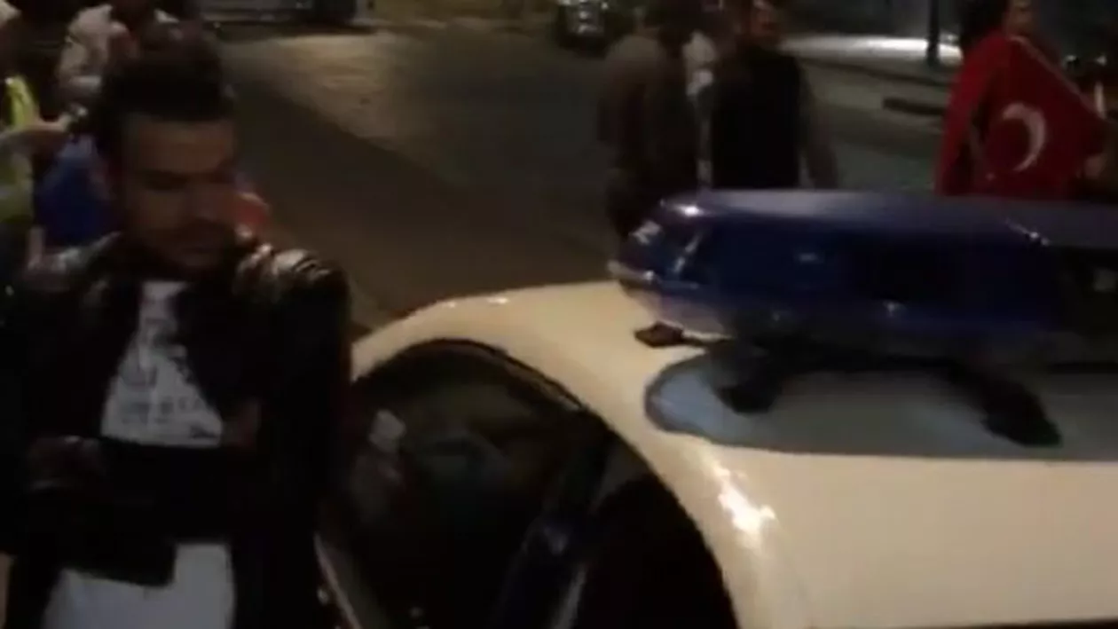 Belgia: Un echipaj de poliție a fost de acord să dea microfonul pentru o chemare la rugăciune în noaptea puciului din Turcia (VIDEO)