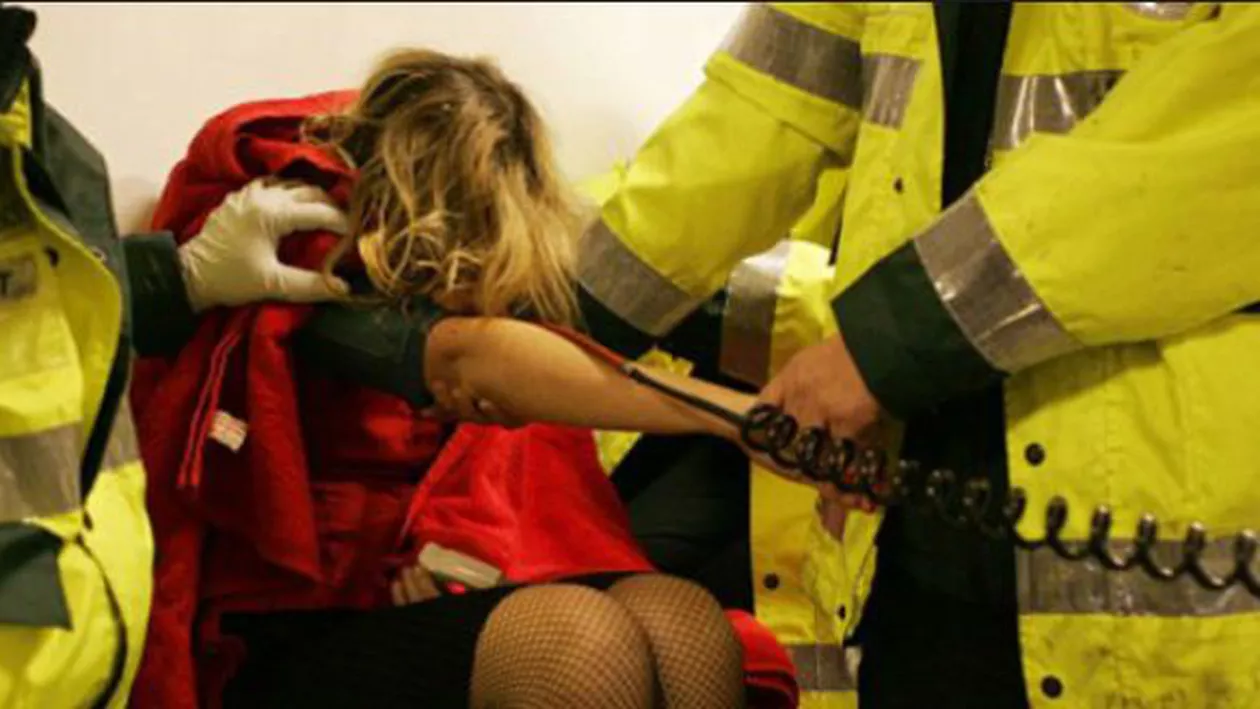 Şoferiţă beată criţă, scandal cu poliţiştii: "Râzi ca un lache...! Doamna mă-ta e numele de familie"  (VIDEO)