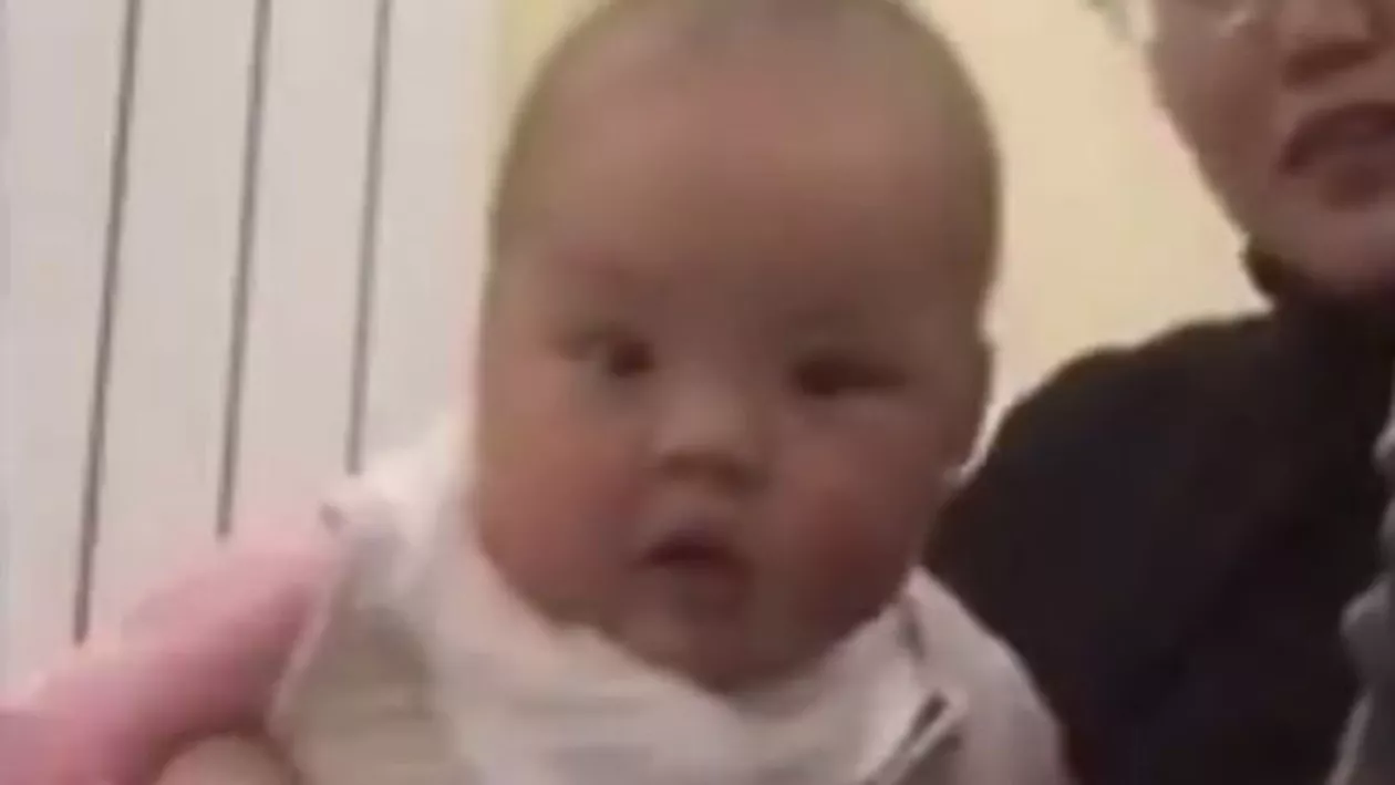 Viralul zilei vine din China: Reacția unui bebeluș când vede un teanc de bani (VIDEO)