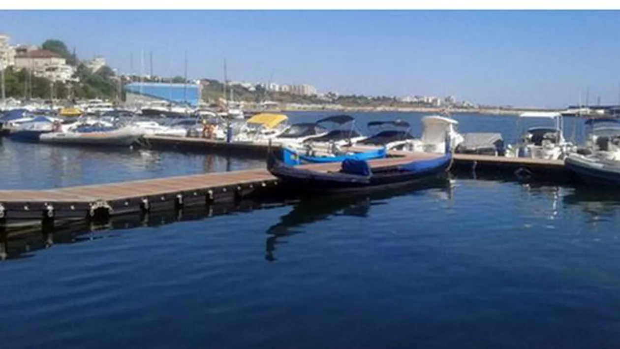 A vrut să aducă puțin din farmecul Veneţiei în Portul Constanța, dar s-a lovit de birocraţie: Gondola, care trebuia să plimbe îndrăgostiții, nu poate fi înmatriculată