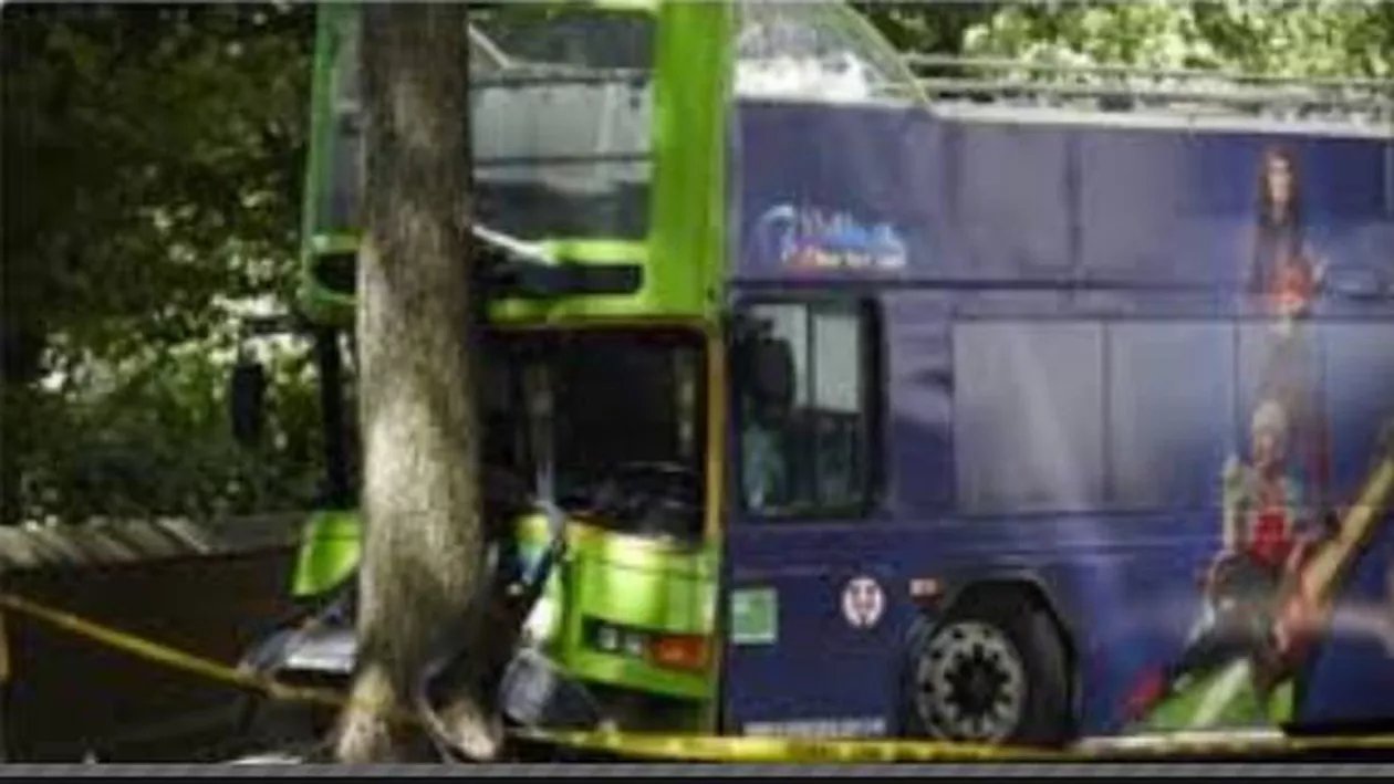 Un autobuz turistic a intrat într-un copac. 13 persoane au fost rănite