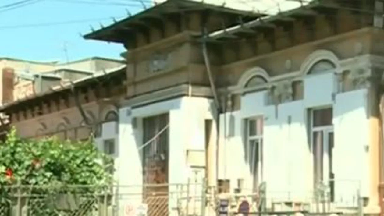 Dorel face ravagii și în București, cu ajutorul statului. O casă de patrimoniu este toată înfăşurată în polistiren (VIDEO)