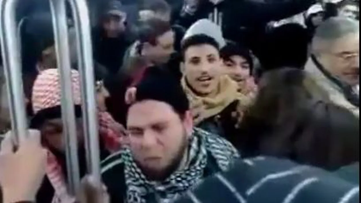 Momente înspăimântătoare în metroul din Paris! Cum își fac simțită prezența jihadiștii (VIDEO)
