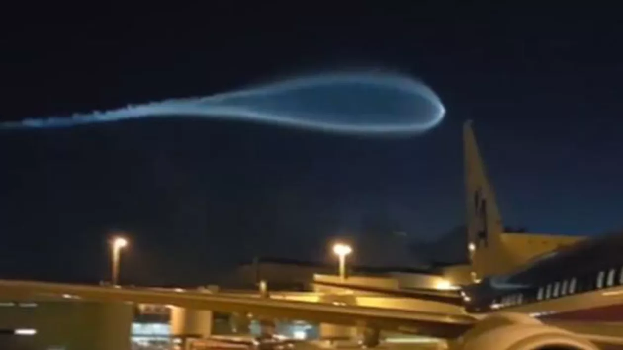 Apariție stranie: Fum alb-albastru, deasupra aeroportului din Miami. Unii oameni au crezut că este vorba despre un OZN (VIDEO)