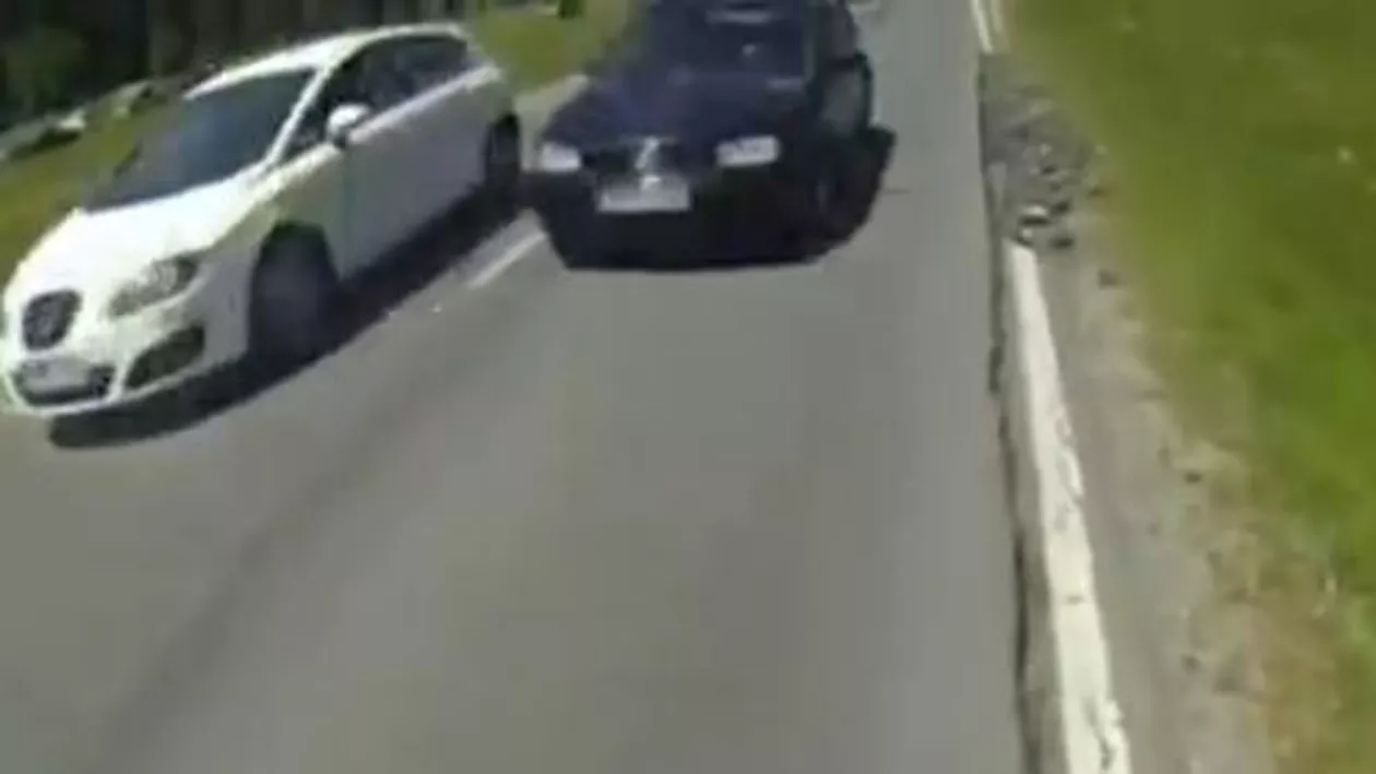 Imagini care taie răsuflarea. Biciclist, la un pas să fie spulberat de un șofer care a intrat pe contrasens (VIDEO)