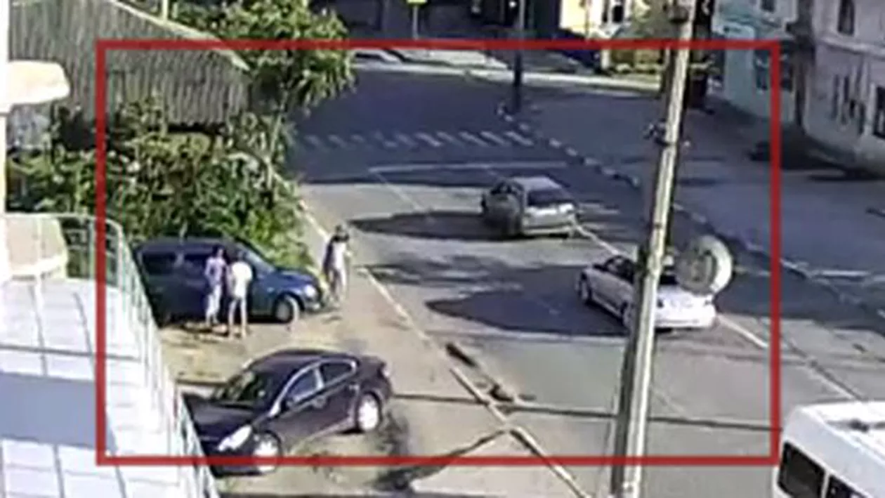 Scene șocante surprinse pe o stradă din Republica Moldova! Un tânăr lovit cu pumnul este lăsat să zacă în mijlocul carosabilului (VIDEO)