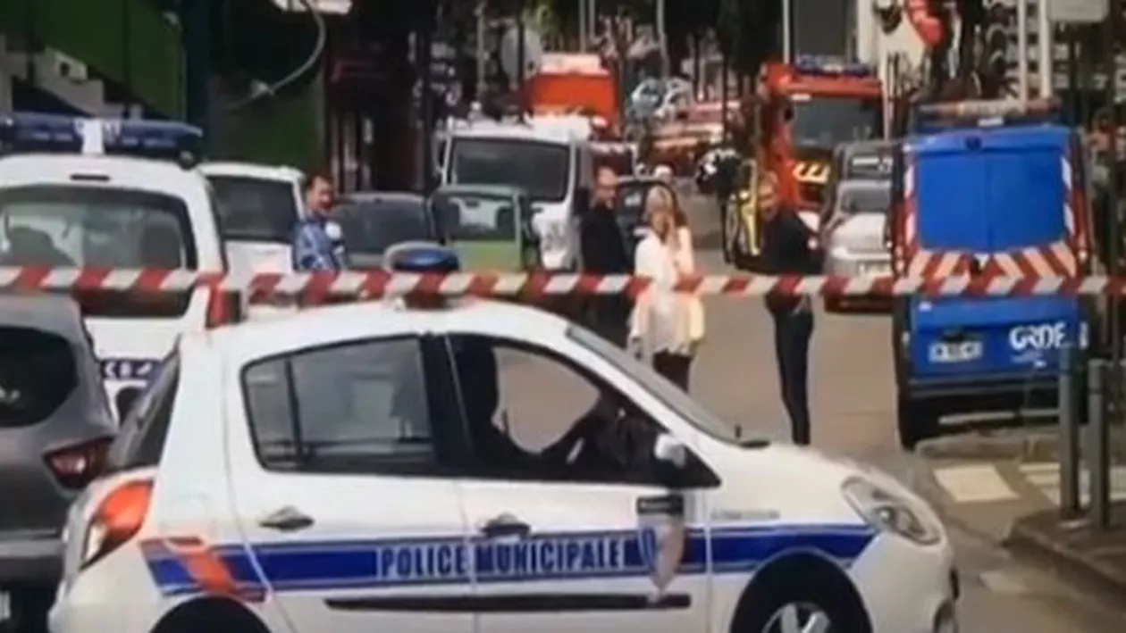 Gest bizar al unui ofițer de poliție în timpul luării de ostatici din Franța: Internauții l-au taxat imediat pe polițist (VIDEO)