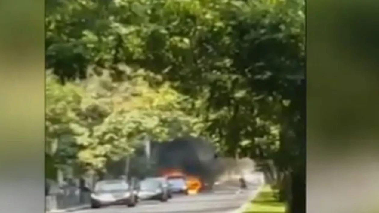 Trafic restricționat în centrul Capitalei: O mașină a luat foc pe Bulevardul Titulescu (VIDEO)