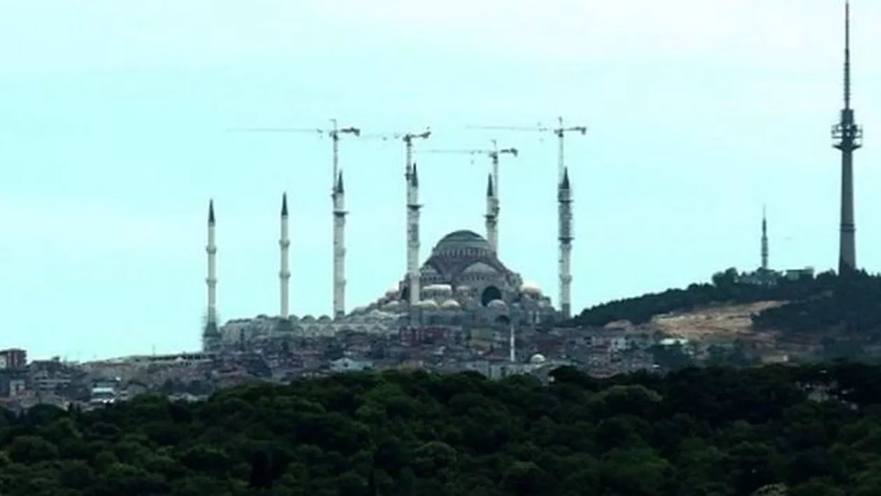 Cea mai mare moschee din Istanbul, construită la cererea președintelui Erdogan, motiv de protest în Turcia (VIDEO)