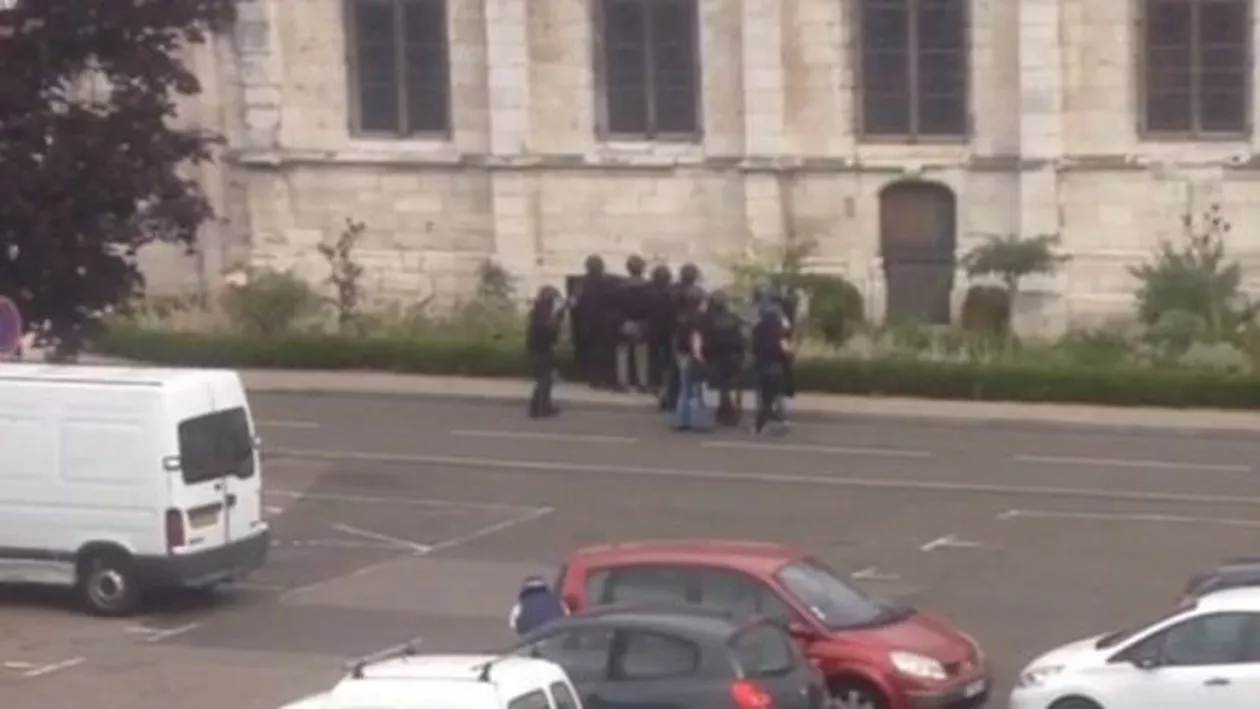 Imagini cu intervenția poliției în Saint-Etienne-du-Rouvray, în momentul luării de ostatici în biserică (VIDEO)