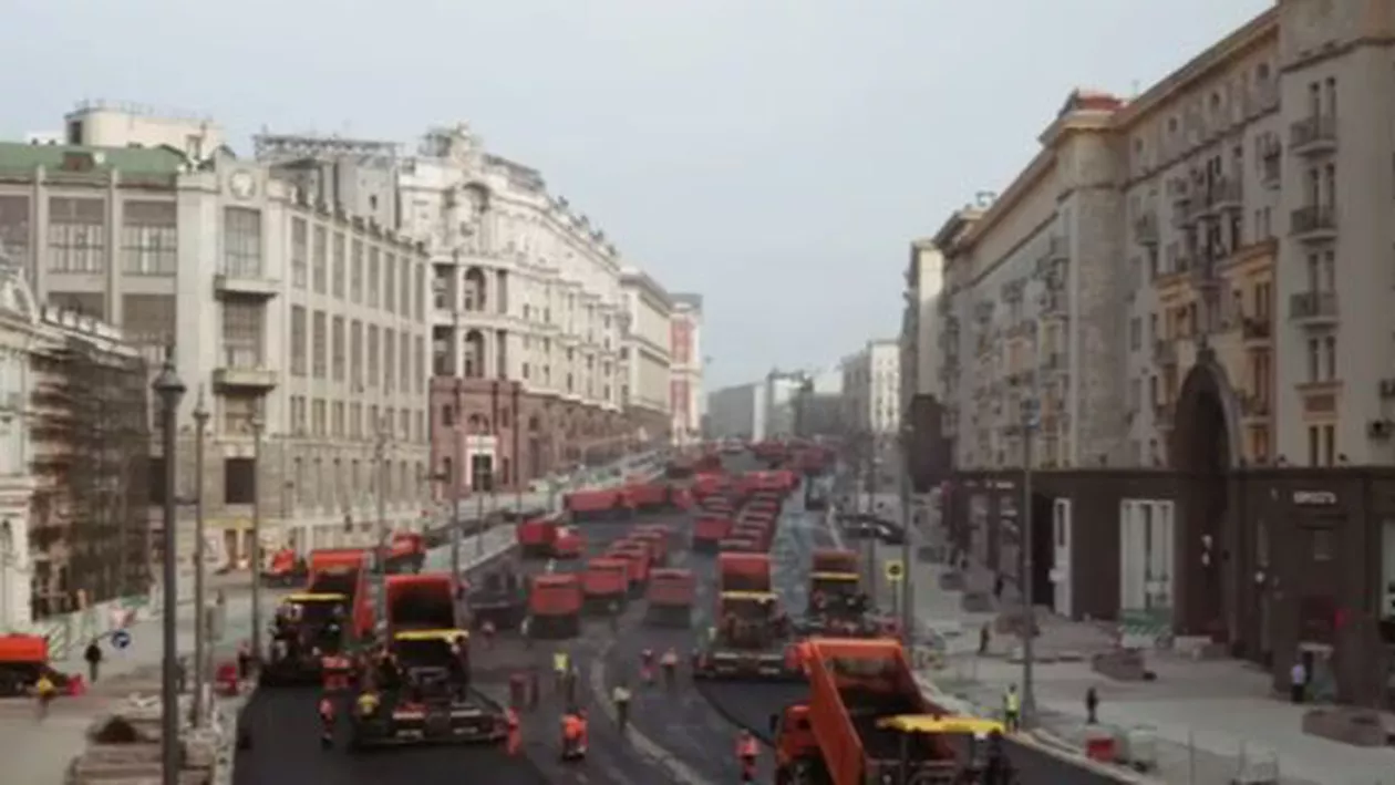Asfaltare în timp record: Cea mai importantă stradă din Moscova a fost refăcută în doar 24 de ore (VIDEO)