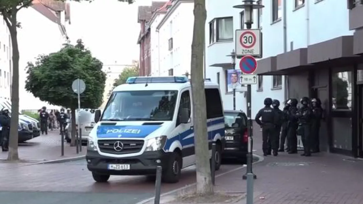 Descindere la o moschee din Germania, condusă de Cercul Islamic. Oamenilor li se cere „să-i urască pe necredincioși” (VIDEO)