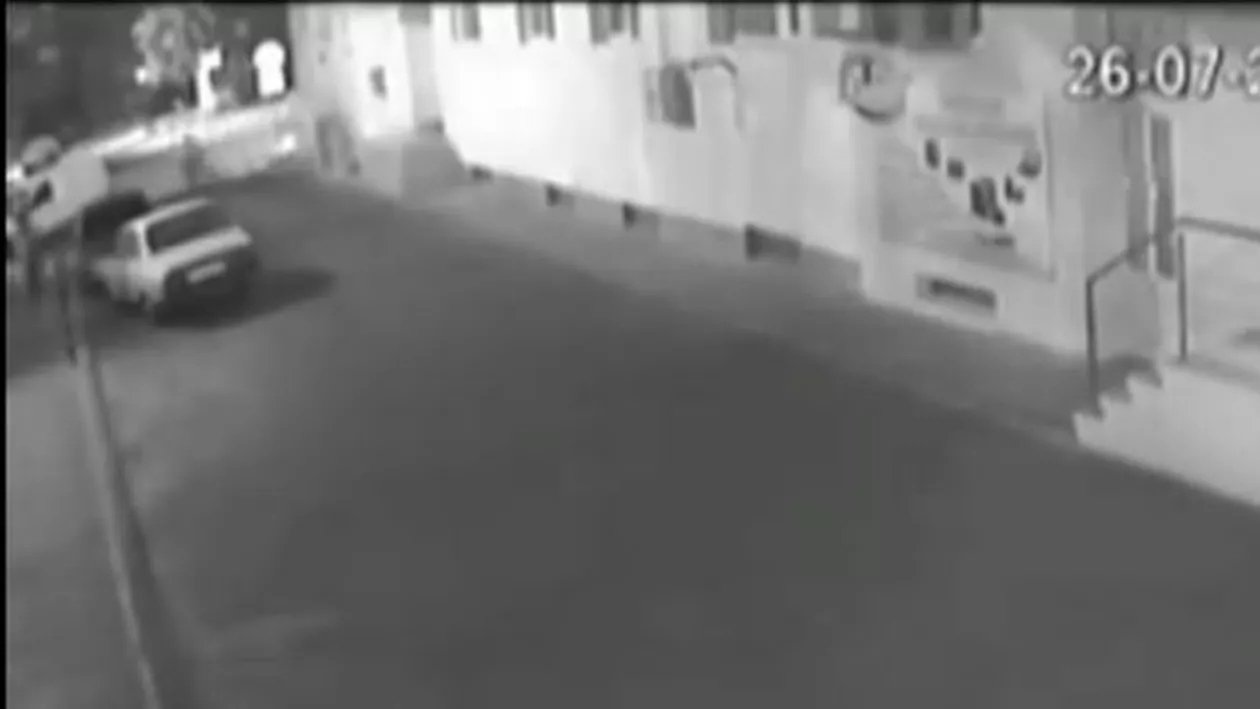 Vasluienii și Dacia: Șase tineri "înarmați" cu trei biciclete, două baloane cu heliu și o şurubelniță au încercat să fure o mașină (VIDEO)