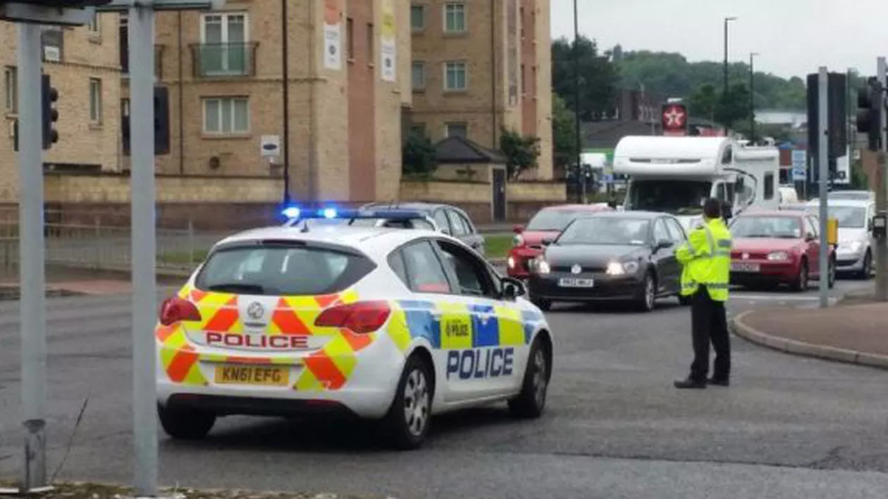 Alertă în Marea Britanie: Un bărbat înarmat care a intrat într-o fabrică de bere dezafectată din Sheffield, căutat de polițiști (VIDEO)