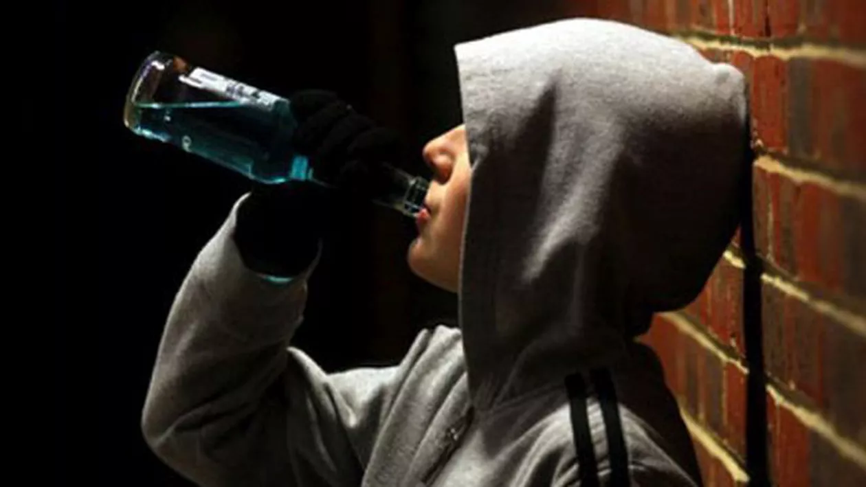 Situație șocantă la Vaslui! Un copil de 12 ani, aflat sub influența drogurilor și a băuturilor alcoolice, a fugit cu branula în mână din spital