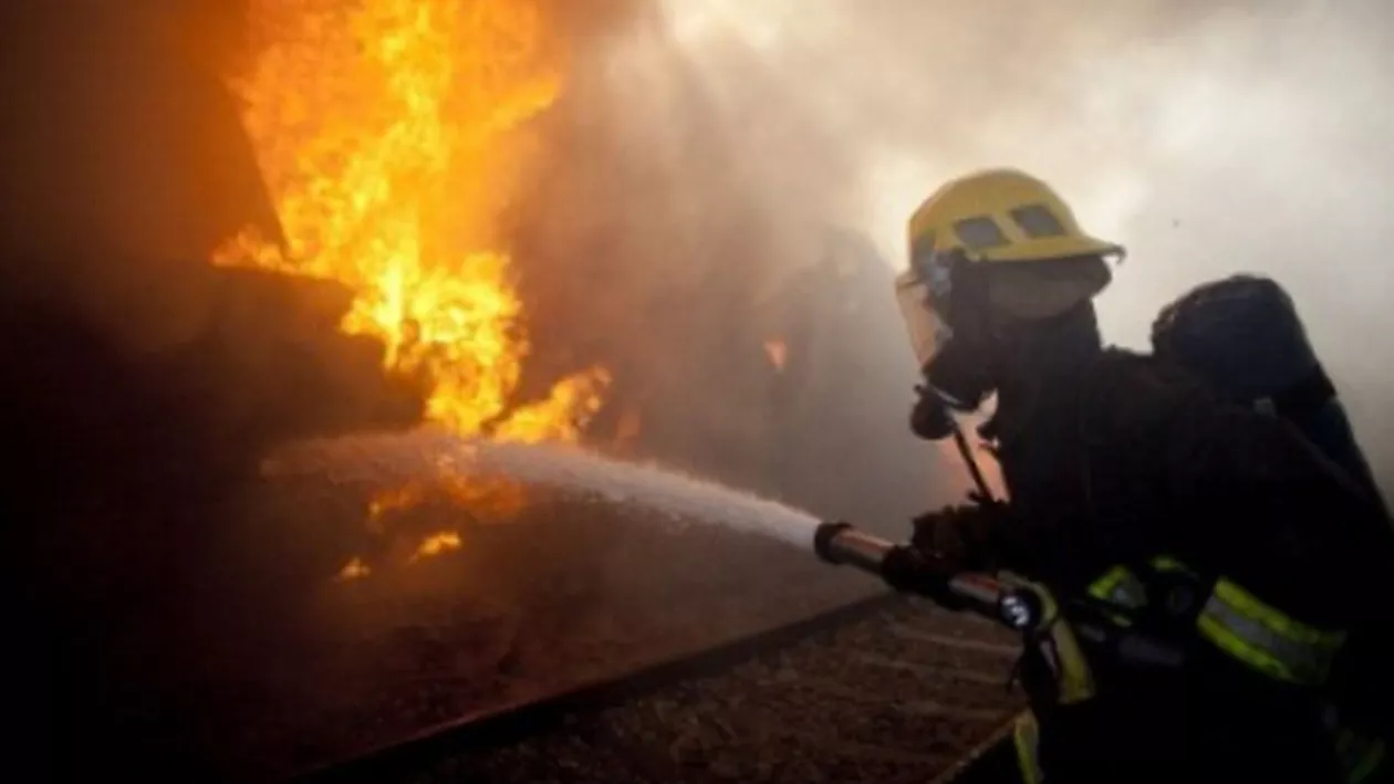 Dramă pentru o familie din Botoșani: Casa le-a fost incendiată în timp ce dormeau