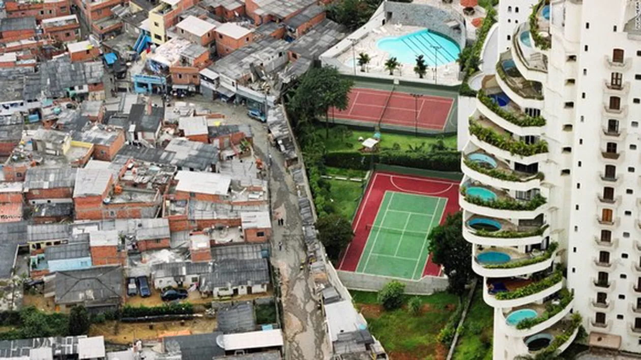 Clasele sociale, despărțite de un zid gros de beton! Cum trăiesc săriacii și bogații din orașul Sao Paulo (FOTO, VIDEO)