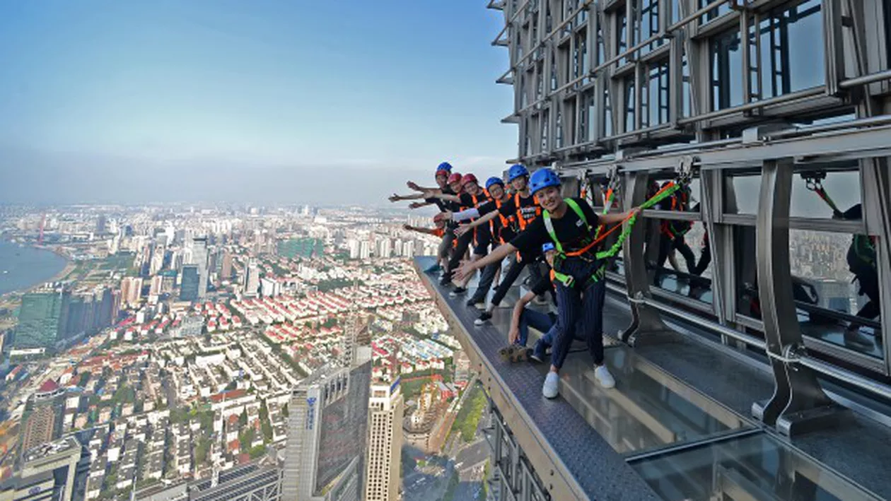 Plimbare la 340 de metri înălțime! Unul dintre cei mai înalți zgârie nori are o pasarelă de sticlă pentru vizitatori (FOTO)