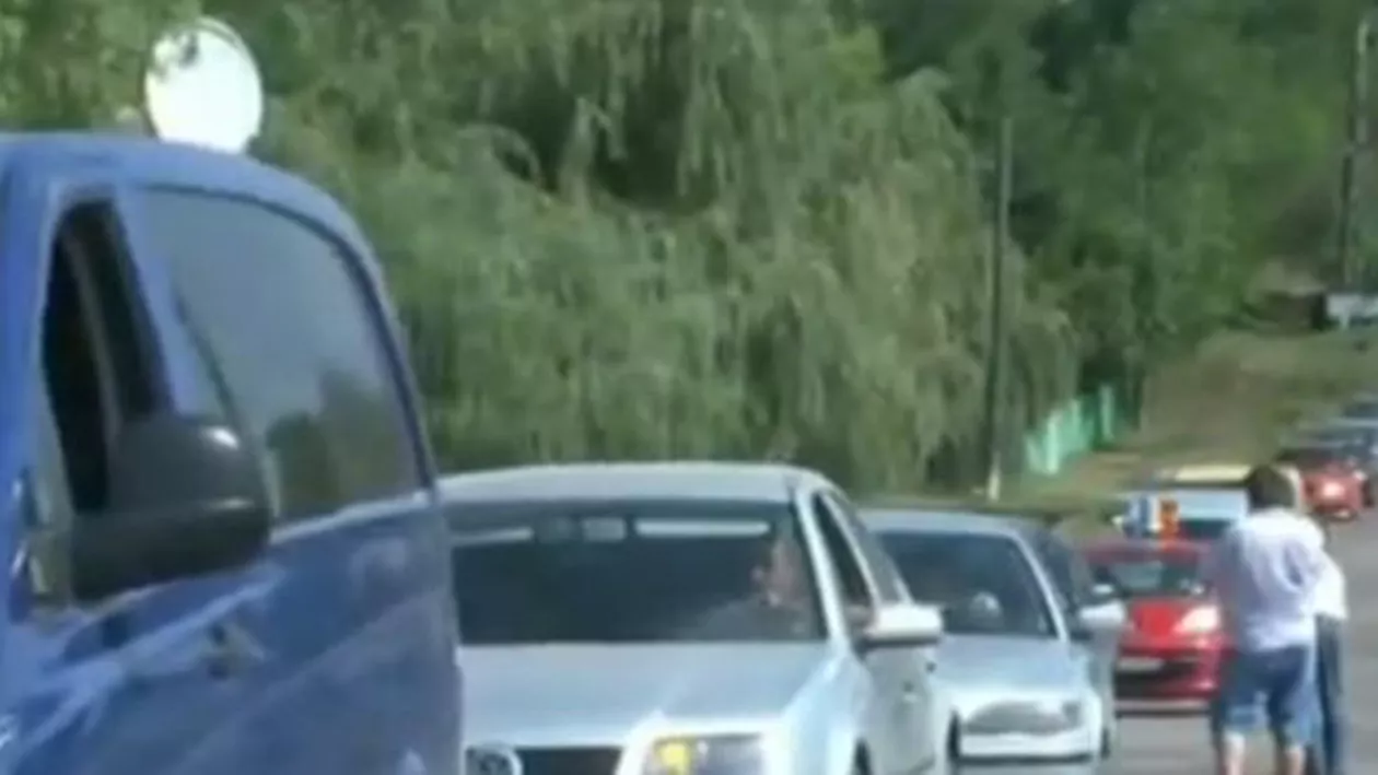 Protest în Dorohoi cu mașinile printre... gropi! Localnicii au condus în coloana pentru a atrage atenţia asupra stării jalnice a șoselei (VIDEO)