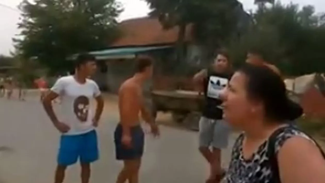 Scandal ca la ușa cortului într-o comună din Olt! Bătaie cu bâtele în stradă între un sătean și fiii primarului (VIDEO)