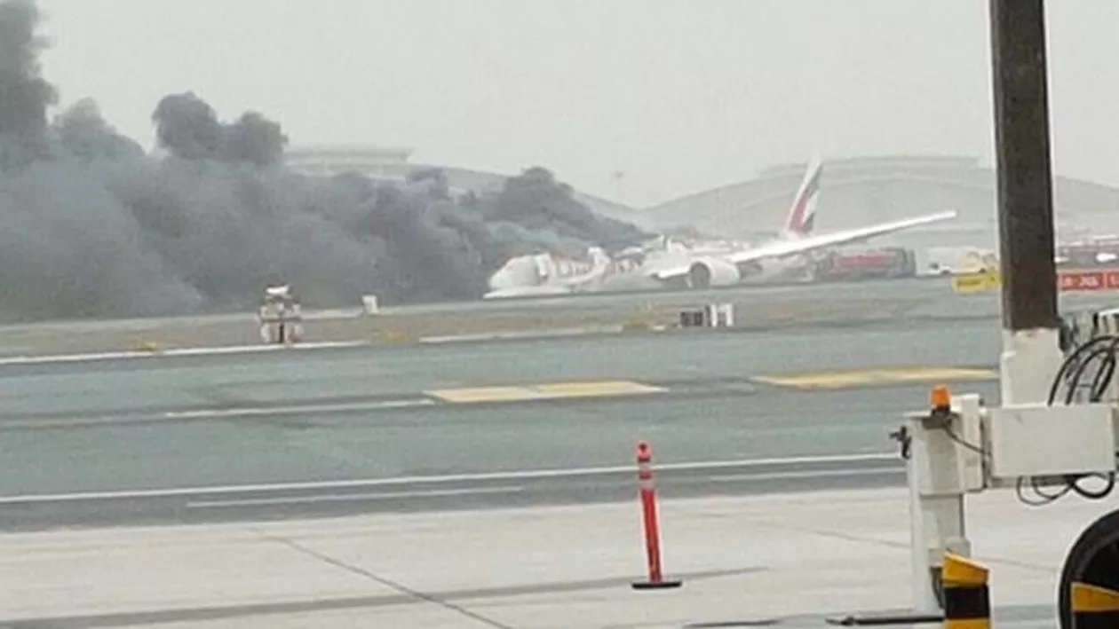 Fum gros pe aeroportul din Dubai! Un avion din India a aterizat forțat (VIDEO)
