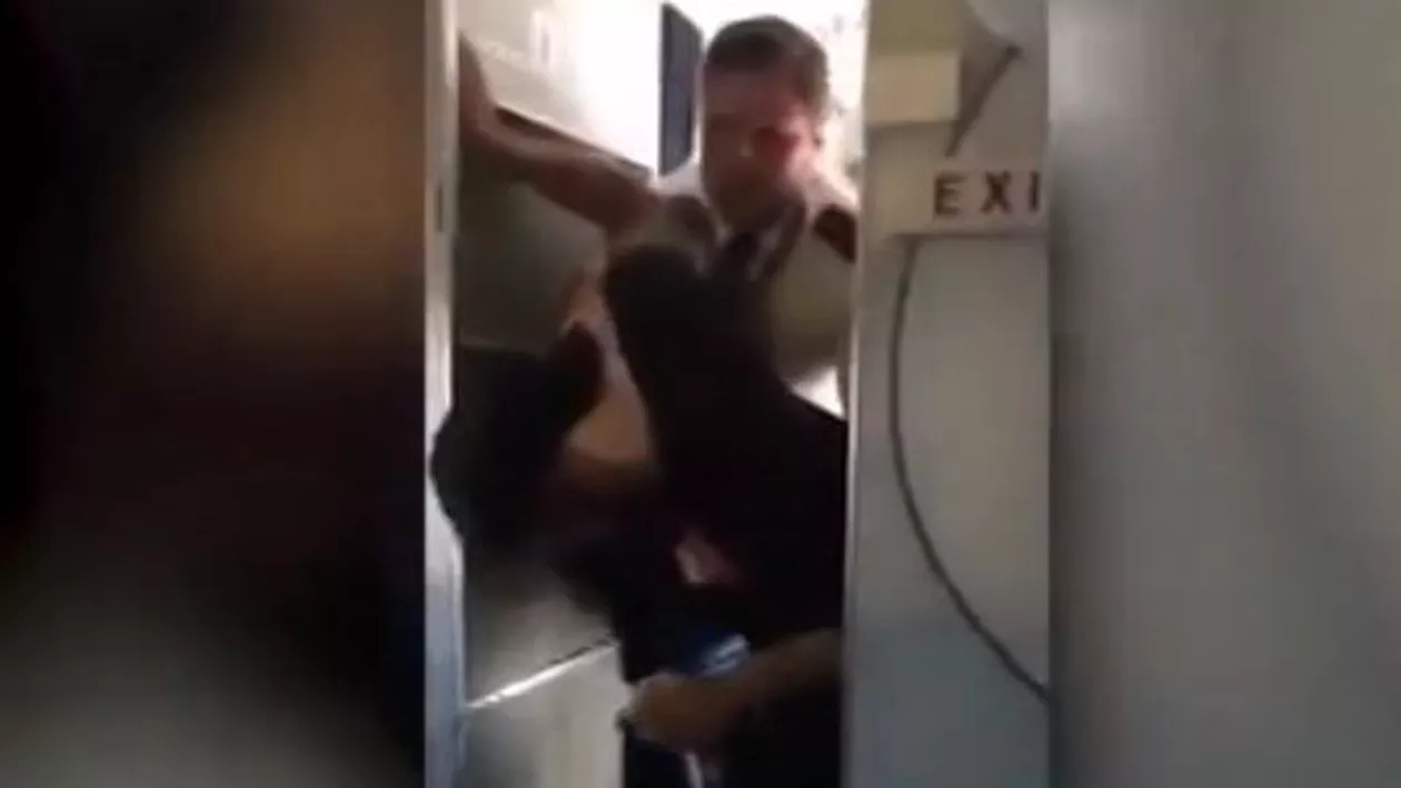 Un pilot a pus la pământ un pasager beat şi recalcitrant, care asaltase o stewardesă (VIDEO)