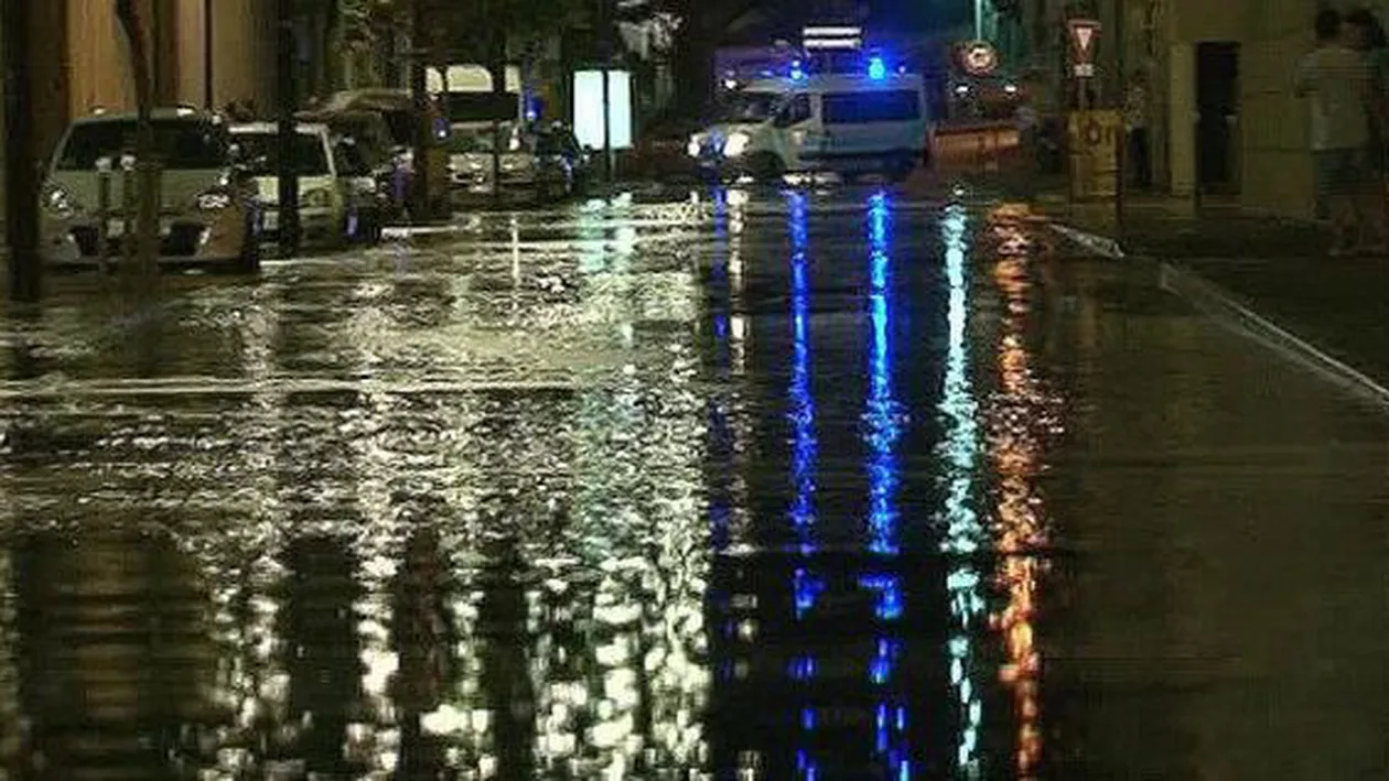 Membrii unei asociații viticole au provocat o inundație cu vin pe străzile unui oraș din Franța (FOTO)